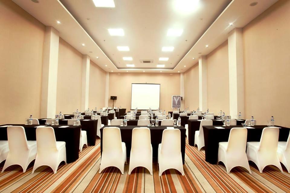 Yasmin Hotel Karawaci Тангеранг Екстериор снимка