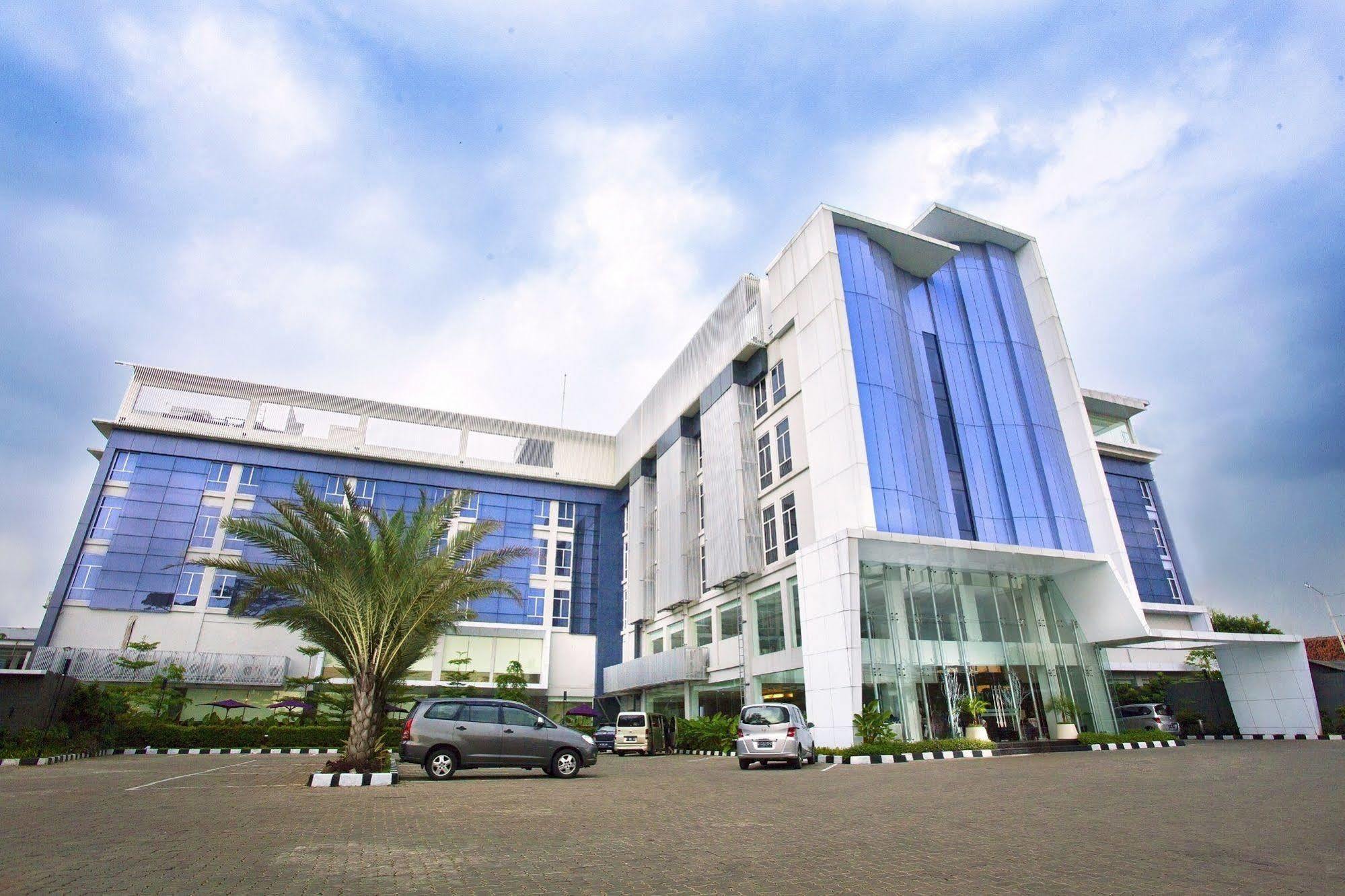 Yasmin Hotel Karawaci Тангеранг Екстериор снимка